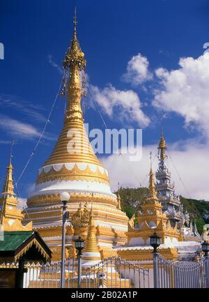 Thailand: Shan-Burma-Chedi im Wat Chong Klang (Jong Klang), Mae Hong Son. Wat Chong Klang, erbaut in den 1860er Jahren, ist ein burmesischer Tempel von Shan mit Blick auf den Chong Kham See. Der Tempel enthält fast 200 Glasgemälde, die einzelne Episoden der buddhistischen jataka-Geschichten (Geschichten aus dem Leben der verschiedenen Buddhas) illustrieren. Einst eine der abgelegensten Provinzen Thailands, ist Mae Hong Son nun sowohl mit dem Flugzeug von Chiang Mai als auch mit einer wunderbaren Rundfahrt durch Mae Sariang und zurück über Pai und Soppong - oder umgekehrt - leicht erreichbar. Stockfoto