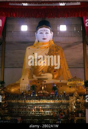 Der Wat Chong Kham wurde im Jahre 1827 von Phaya Singhanataraj, dem Shan-Herrscher von Mae Hong Son, gegründet und enthält ein 5 Meter langes Buddha-Bild, das als Luang Pho To bekannt ist. Einst eine der entlegensten Provinzen Thailands, ist Mae Hong Son nun leicht von Chiang Mai aus auf dem Luftweg erreichbar, sowie über eine wunderbare Schleife durch Mae Sariang und zurück über Pai und Soppong- oder umgekehrt. Allein isoliert ist Mae Hong Son noch nicht sehr entwickelt. Die Einwohner Thailands sind möglicherweise Bürger, die meisten sind Shan, Karen, Yunnanese Chinese oder Hill Tribes. Die Tempel sind birmanisch und das Tempo des Lebens erstaunlich ruhig. Stockfoto