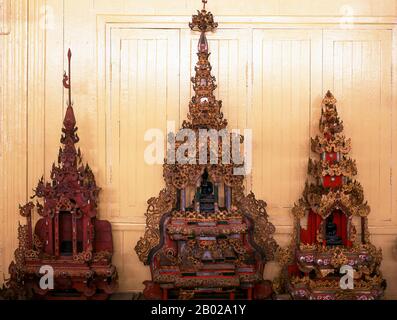 Der Wat Chong Kham wurde im Jahre 1827 von Phaya Singhanataraj, dem Shan-Herrscher von Mae Hong Son, gegründet und enthält ein 5 Meter langes Buddha-Bild, das als Luang Pho To bekannt ist. Einst eine der entlegensten Provinzen Thailands, ist Mae Hong Son nun leicht von Chiang Mai aus auf dem Luftweg erreichbar, sowie über eine wunderbare Schleife durch Mae Sariang und zurück über Pai und Soppong- oder umgekehrt. Allein isoliert ist Mae Hong Son noch nicht sehr entwickelt. Die Einwohner Thailands sind möglicherweise Bürger, die meisten sind Shan, Karen, Yunnanese Chinese oder Hill Tribes. Die Tempel sind birmanisch und das Tempo des Lebens erstaunlich ruhig. Stockfoto