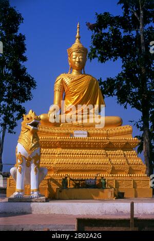 Thailand: Buddha mit Blick auf den Wat Phra That Doi Kong Mu und die Stadt Mae Hong Son im Norden Thailands. Wat Phra That Doi Kong Mu wurde 1860 erbaut und ist das älteste noch erhaltene Tempelgebäude in der Provinz Mae Hong Son. Der größere der beiden Chedis wurde ebenfalls 1860 errichtet, der kleinere 1874. Einst eine der abgelegensten Provinzen Thailands, ist Mae Hong Son nun sowohl mit dem Flugzeug von Chiang Mai als auch mit einer wunderbaren Rundfahrt durch Mae Sariang und zurück über Pai und Soppong - oder umgekehrt - leicht erreichbar. Mae Hong Son ist nur isoliert und noch nicht sehr entwickelt. Stockfoto