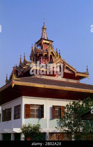 Thailand: Der Wat Suwanarangsi Tempel im Shan/Burmesischen Stil, Mae Sariang, Provinz Mae Hong Son. Mae Sariang ist eine kleine Stadt und ein Stadtteil (Amphoe) am Yuam River in der Provinz Mae Hong Son im Norden Thailands an der Grenze zu Myanmar. Die Gebiete um Mae Sariang sind bergig und bewaldet. Die Stadt hat viele Verbindungen zu Birma, wie seine Architektur und eine große Bevölkerung birmanischer Muslime. Einst eine der abgelegensten Provinzen Thailands, ist Mae Hong Son jetzt leicht mit dem Flugzeug von Chiang Mai aus zu erreichen, sowie über eine wunderbare Rundfahrt durch Mae Sariang und zurück über Pai und Soppong. Stockfoto