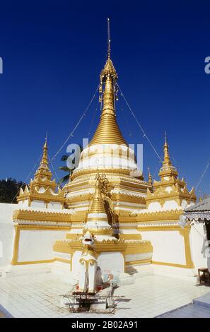 Thailand: Shan-Burma-Chedi im Wat Chong Klang (Jong Klang), Mae Hong Son. Wat Chong Klang, erbaut in den 1860er Jahren, ist ein burmesischer Tempel von Shan mit Blick auf den Chong Kham See. Der Tempel enthält fast 200 Glasgemälde, die einzelne Episoden der buddhistischen jataka-Geschichten (Geschichten aus dem Leben der verschiedenen Buddhas) illustrieren. Einst eine der abgelegensten Provinzen Thailands, ist Mae Hong Son nun sowohl mit dem Flugzeug von Chiang Mai als auch mit einer wunderbaren Rundfahrt durch Mae Sariang und zurück über Pai und Soppong - oder umgekehrt - leicht erreichbar. Stockfoto