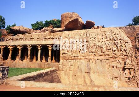 Indien: Die Buße von Arjuna (Arjuna's Buße), Steinschlag (7. Jahrhundert n. Chr.), Mahabalipuram, Staat Tamil Nadu. Arjunas Buße (auch bekannt als „Abstieg des Ganges“) ist ein riesiges Felsrelief, das viele halbgöttliche und göttliche Kreaturen sowie Gottheiten und einige sehr naturalistische Darstellungen von Tieren darstellt. Sie stammt aus dem 7. Jahrhundert n. Chr. Mahabalipuram, auch bekannt als Mamallapuram, ist eine alte historische Stadt und war schon im 1. Jahrhundert n. Chr. ein geschäftiger Seehafen. Im 7. Jahrhundert war sie die wichtigste Hafenstadt der südindischen Pallava-Dynastie. Stockfoto
