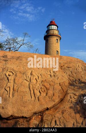Indien: Der Leuchtturm (erbaut 1894) über einem Felsrelief aus dem 7. Jahrhundert n. Chr., Mahabalipuram, Staat Tamil Nadu. Mahabalipuram, auch bekannt als Mamallapuram, ist eine alte historische Stadt und war schon im 1. Jahrhundert n. Chr. ein geschäftiger Seehafen. Im 7. Jahrhundert war sie die wichtigste Hafenstadt der südindischen Pallava-Dynastie. Die historischen Denkmäler, die heute zu sehen sind, wurden größtenteils zwischen dem 7. Und 9. Jahrhundert n. Chr. errichtet. Stockfoto