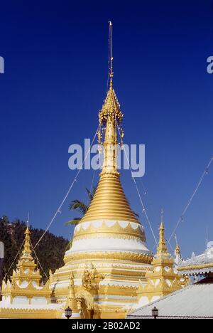 Thailand: Shan-Burma-Chedi im Wat Chong Klang (Jong Klang), Mae Hong Son. Wat Chong Klang, erbaut in den 1860er Jahren, ist ein burmesischer Tempel von Shan mit Blick auf den Chong Kham See. Der Tempel enthält fast 200 Glasgemälde, die einzelne Episoden der buddhistischen jataka-Geschichten (Geschichten aus dem Leben der verschiedenen Buddhas) illustrieren. Einst eine der abgelegensten Provinzen Thailands, ist Mae Hong Son nun sowohl mit dem Flugzeug von Chiang Mai als auch mit einer wunderbaren Rundfahrt durch Mae Sariang und zurück über Pai und Soppong - oder umgekehrt - leicht erreichbar. Stockfoto