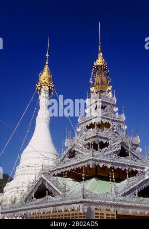 Thailand: Die unverwechselbare Shan Burmese-Stil Pyatthat (mehrstöckiges und mit Türmen versehenes Dach) und Chedi im Wat Chong Klang (Jong Klang), Mae Hong Son. Wat Chong Klang, erbaut in den 1860er Jahren, ist ein burmesischer Tempel von Shan mit Blick auf den Chong Kham See. Der Tempel enthält fast 200 Glasgemälde, die einzelne Episoden der buddhistischen jataka-Geschichten (Geschichten aus dem Leben der verschiedenen Buddhas) illustrieren. Einst eine der abgelegensten Provinzen Thailands, ist Mae Hong Son nun sowohl mit dem Flugzeug von Chiang Mai als auch mit einer wunderbaren Rundfahrt durch Mae Sariang und zurück über Pai und Soppong - oder umgekehrt - leicht erreichbar Stockfoto