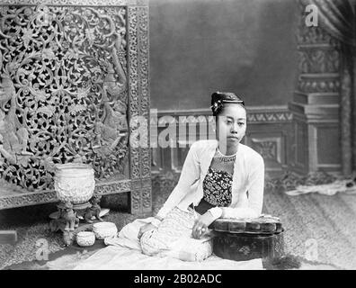 Birma/Myanmar: Studio-Porträt einer jungen burmanischen Frau mit Lack- und Silberbehältern für Betel und Wasser. Foto von Felix Beato (1832-29. Januar 1909), wahrscheinlich Rangoon/Yangon, 1890er Jahre Felice Beato, auch bekannt als Felix Beato, war ein italienisch-britischer Fotograf. Er war einer der ersten Fotografen in Ostasien und einer der ersten Kriegsfotografen. Er ist bekannt für seine Genrewerke, Porträts und Ansichten und Panoramen der Architektur und Landschaften Asiens und des Mittelmeerraums. Stockfoto