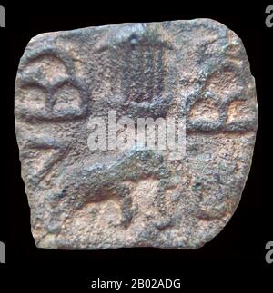 Sri Lanka: Münze aus der Pandya-Zeit mit einem Tempel (oben) und einem Elefanten (unten) und Hügeln zu beiden Seiten, 1. Jahrhundert n. Chr. Foto: Uploadalt (CC BY-SA 3,0 Lizenz). Die Wirtschaft des Königreichs Anuradhapura basierte hauptsächlich auf der Landwirtschaft. Die Währung wurde häufig für die Begleichung von Geldstrafen, Steuern und Zahlungen für Waren oder Dienstleistungen verwendet. Die Vergütung für Dienste an König, Beamte und Tempel wurde jedoch oft in Form von Landeinnahmen geleistet. Die ältesten Münzen in Anuradhapura stammen aus dem Jahr 200 v. Chr. Diese frühesten Münzen waren mit einem Stempel markierte rechteckige Silberstücke, bekannt als Kahavanu. Stockfoto