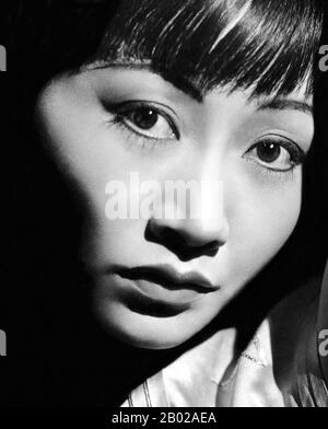 USA: Publicity-Bild von Anna May Wong (3. Januar 1905 - 3. Februar 1961) für die Veröffentlichung „A Daughter of Shanghai“ von Paramount Pictures aus dem Jahr 1937. Anna May Wong war eine US-amerikanische Schauspielerin, die erste chinesisch-amerikanische Filmstar und die erste asiatische Amerikanerin, die ein internationaler Star wurde. Ihre lange und abwechslungsreiche Karriere umfasste Stummfilm- und Tonfilm, Fernsehen, Bühne und Radio. Wong wurde in der Nähe von Chinatown in Los Angeles als Kind chinesisch-amerikanischer Eltern der zweiten Generation geboren und verliebte sich in die Filme und begann schon in jungen Jahren, in Filmen zu spielen. Stockfoto
