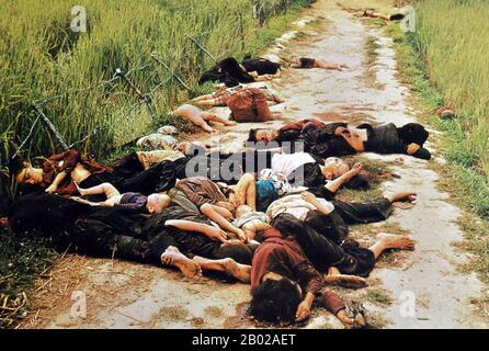 Das My Lai Massaker war der Massenmord von 347-504 unbewaffneten Zivilisten im Vietnamkrieg am 16. März 1968 in Südvietnamesen durch Soldaten der United States Army der "Charlie" Company of 1st Battalion, 20th Infantry Regiment, 1st Brigade of the Americal Division. Die meisten Opfer waren Frauen, Kinder (einschließlich Babys) und ältere Menschen. Viele wurden vergewaltigt, geschlagen und gefoltert, und einige der Leichen wurden später als verstümmelt gefunden. Während zunächst 26 US-Soldaten wegen ihrer Taten in Mỹ Lai wegen Straftaten angeklagt wurden, wurde nur Second Leutnant William Calley, ein Platoon-Führer in Charlie Company, Stockfoto