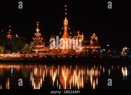 Der Wat Chong Kham wurde im Jahre 1827 von Phaya Singhanataraj, dem Shan-Herrscher von Mae Hong Son, gegründet und enthält ein 5 Meter langes Buddha-Bild, das als Luang Pho To bekannt ist. Wat Chong Klang, erbaut in den 1860-Jahren, ist ein Shan birmanischer Tempel mit Blick auf den Chong Kham Lake. Der Tempel enthält fast 200 Glasgemälde, die einzelne Episoden in den buddhistischen Jataka-Geschichten illustrieren (Geschichten aus dem Leben der verschiedenen Buddhas). Einst eine der entlegensten Provinzen Thailands, ist Mae Hong Son nun leicht von Chiang Mai aus auf dem Luftweg erreichbar, sowie über eine wunderbare Schleife durch Mae Sariang und zurück über Pai und Soppong- oder umgekehrt. Stockfoto