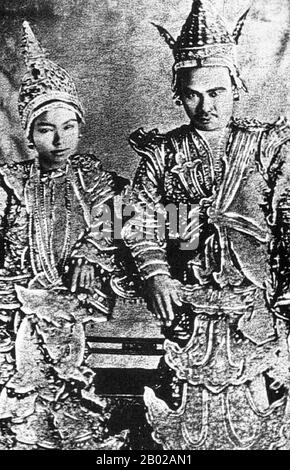 Supayalat (13. Dezember 1859 - 24. November 1925) war die letzte Königin von Birma, die in Mandalay (1878-1885) herrschte, geboren als König Mindon Min und Königin von Alenandaw. Ihre Regierungszeit dauerte nur sieben Jahre, als Thibaw Min im Dritten Anglo-Birmanischen Krieg besiegt und 1885 von den Briten zur Abdankung gezwungen wurde. Am 25. November 1885 wurden sie in einer überdachten Kutsche mitgenommen und verließen den Mandalay Palace am südlichen Tor der ummauerten Stadt entlang der Straßen, die von britischen Soldaten und ihren wahnenden Untertanen gesäumt wurden, bis zum Fluss Irrawaddy, auf den ein Dampfschiff wartete. Thibaw war 27 und Supayalat 26. Nach Jahren o. Stockfoto