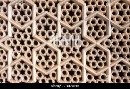 Indien: Eine Jali- oder Gittersteinwand im Grab von I'timad-ud-Daulah, Agra, Uttar Pradesh. Ein Jali (oder Jali) ist der Begriff für einen perforierten Stein oder Gitter, in der Regel mit einem Ziermuster, das durch Kalligrafie und Geometrie konstruiert wurde. Die frühen Arbeiten wurden in Stein gemeißelt, während die später von den Mughals verwendeten Inlay-Techniken aus Marmor und Halbedelsteinen verwendet wurden. Jali verwendet in der Regel geometrische Blumenmuster. Das Grab von Etimad-ud-Daula ist ein Mogul-Mausoleum in der Stadt Agra im indischen Bundesstaat Uttar Pradesh. Stockfoto