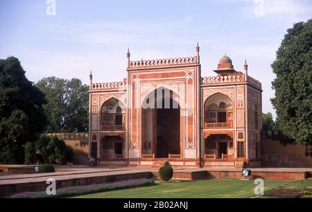 Indien: Das westliche Tor aus rotem Sandstein mit seinem prominenten iwan (Portico) am Grab von I'timad-ud-Daulah, Agra. Das Grab von Etimad-ud-Daula ist ein Mogul-Mausoleum in der Stadt Agra im indischen Bundesstaat Uttar Pradesh. Neben dem Hauptgebäude besteht die Struktur aus Nebengebäuden und Gärten. Das Grab, das zwischen 1622 und 1628 erbaut wurde, stellt einen Übergang zwischen der ersten Phase der Mogul-Architektur dar - hauptsächlich aus rotem Sandstein mit Marmordekorationen, wie in Humayuns Grab in Delhi und Akbars Grab in Sikandra - zu seiner zweiten Phase, basierend auf weißem Marmor und Pietra Dura. Stockfoto