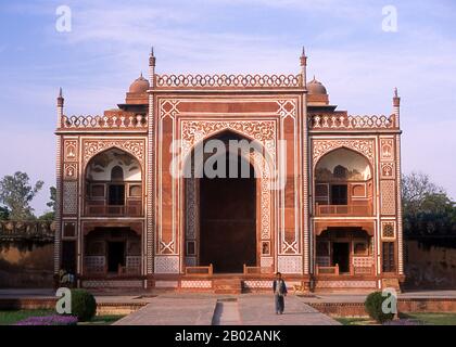 Indien: Das westliche Tor aus rotem Sandstein mit seinem prominenten iwan (Portico) am Grab von I'timad-ud-Daulah, Agra. Das Grab von Etimad-ud-Daula ist ein Mogul-Mausoleum in der Stadt Agra im indischen Bundesstaat Uttar Pradesh. Neben dem Hauptgebäude besteht die Struktur aus Nebengebäuden und Gärten. Das Grab, das zwischen 1622 und 1628 erbaut wurde, stellt einen Übergang zwischen der ersten Phase der Mogul-Architektur dar - hauptsächlich aus rotem Sandstein mit Marmordekorationen, wie in Humayuns Grab in Delhi und Akbars Grab in Sikandra - zu seiner zweiten Phase, basierend auf weißem Marmor und Pietra Dura. Stockfoto