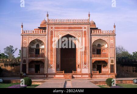 Indien: Das westliche Tor aus rotem Sandstein mit seinem prominenten iwan (Portico) am Grab von I'timad-ud-Daulah, Agra. Das Grab von Etimad-ud-Daula ist ein Mogul-Mausoleum in der Stadt Agra im indischen Bundesstaat Uttar Pradesh. Neben dem Hauptgebäude besteht die Struktur aus Nebengebäuden und Gärten. Das Grab, das zwischen 1622 und 1628 erbaut wurde, stellt einen Übergang zwischen der ersten Phase der Mogul-Architektur dar - hauptsächlich aus rotem Sandstein mit Marmordekorationen, wie in Humayuns Grab in Delhi und Akbars Grab in Sikandra - zu seiner zweiten Phase, basierend auf weißem Marmor und Pietra Dura. Stockfoto