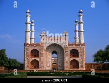 Das Grab des dritten Mughal-Kaiser Akbar (r. 1556-1605) ist ein wichtiges architektonisches Meisterwerk der Mughal-Architektur, das 1605-1613 erbaut wurde und in 48 ha (119 Acre) des Geländes in Sikandra, einem Vorort von Agra, Uttar Pradesh, Indien, liegt. Kaiser Akbar selbst hat nach zentralasiatischer Tradition um 1600 seinen Bau begonnen, um noch zu seinen Lebenszeit mit dem Bau seines Grabes zu beginnen. Akbar selbst plante sein eigenes Grab und wählte dafür einen geeigneten Standort aus, nach seinem Tod vollendete Akbars Sohn Jahangir den Bau 1605-1613. Das Südtor ist mit vier Chhatri aus weißem Marmor das größte Stockfoto