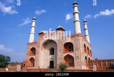 Das Grab des dritten Mughal-Kaiser Akbar (r. 1556-1605) ist ein wichtiges architektonisches Meisterwerk der Mughal-Architektur, das 1605-1613 erbaut wurde und in 48 ha (119 Acre) des Geländes in Sikandra, einem Vorort von Agra, Uttar Pradesh, Indien, liegt. Kaiser Akbar selbst hat nach zentralasiatischer Tradition um 1600 seinen Bau begonnen, um noch zu seinen Lebenszeit mit dem Bau seines Grabes zu beginnen. Akbar selbst plante sein eigenes Grab und wählte dafür einen geeigneten Standort aus, nach seinem Tod vollendete Akbars Sohn Jahangir den Bau 1605-1613. Das Südtor ist mit vier Chhatri aus weißem Marmor das größte Stockfoto