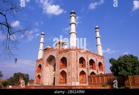 Das Grab des dritten Mughal-Kaiser Akbar (r. 1556-1605) ist ein wichtiges architektonisches Meisterwerk der Mughal-Architektur, das 1605-1613 erbaut wurde und in 48 ha (119 Acre) des Geländes in Sikandra, einem Vorort von Agra, Uttar Pradesh, Indien, liegt. Kaiser Akbar selbst hat nach zentralasiatischer Tradition um 1600 seinen Bau begonnen, um noch zu seinen Lebenszeit mit dem Bau seines Grabes zu beginnen. Akbar selbst plante sein eigenes Grab und wählte dafür einen geeigneten Standort aus, nach seinem Tod vollendete Akbars Sohn Jahangir den Bau 1605-1613. Das Südtor ist mit vier Chhatri aus weißem Marmor das größte Stockfoto