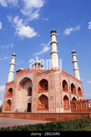 Das Grab des dritten Mughal-Kaiser Akbar (r. 1556-1605) ist ein wichtiges architektonisches Meisterwerk der Mughal-Architektur, das 1605-1613 erbaut wurde und in 48 ha (119 Acre) des Geländes in Sikandra, einem Vorort von Agra, Uttar Pradesh, Indien, liegt. Kaiser Akbar selbst hat nach zentralasiatischer Tradition um 1600 seinen Bau begonnen, um noch zu seinen Lebenszeit mit dem Bau seines Grabes zu beginnen. Akbar selbst plante sein eigenes Grab und wählte dafür einen geeigneten Standort aus, nach seinem Tod vollendete Akbars Sohn Jahangir den Bau 1605-1613. Das Südtor ist mit vier Chhatri aus weißem Marmor das größte Stockfoto