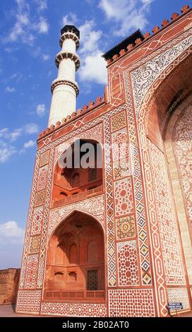 Das Grab des dritten Mughal-Kaiser Akbar (r. 1556-1605) ist ein wichtiges architektonisches Meisterwerk der Mughal-Architektur, das 1605-1613 erbaut wurde und in 48 ha (119 Acre) des Geländes in Sikandra, einem Vorort von Agra, Uttar Pradesh, Indien, liegt. Kaiser Akbar selbst hat nach zentralasiatischer Tradition um 1600 seinen Bau begonnen, um noch zu seinen Lebenszeit mit dem Bau seines Grabes zu beginnen. Akbar selbst plante sein eigenes Grab und wählte dafür einen geeigneten Standort aus, nach seinem Tod vollendete Akbars Sohn Jahangir den Bau 1605-1613. Das Südtor ist mit vier Chhatri aus weißem Marmor das größte Stockfoto