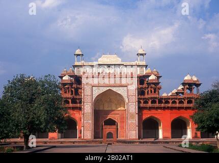 Das Grab des dritten Mughal-Kaiser Akbar (r. 1556-1605) ist ein wichtiges architektonisches Meisterwerk der Mughal-Architektur, das 1605-1613 erbaut wurde und in 48 ha (119 Acre) des Geländes in Sikandra, einem Vorort von Agra, Uttar Pradesh, Indien, liegt. Kaiser Akbar selbst hat nach zentralasiatischer Tradition um 1600 seinen Bau begonnen, um noch zu seinen Lebenszeit mit dem Bau seines Grabes zu beginnen. Akbar selbst plante sein eigenes Grab und wählte dafür einen geeigneten Standort aus, nach seinem Tod vollendete Akbars Sohn Jahangir den Bau 1605-1613. Das Südtor ist mit vier Chhatri aus weißem Marmor das größte Stockfoto