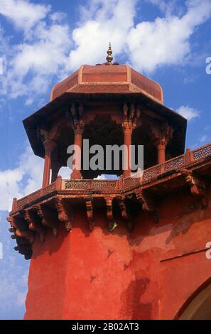 Das Grab des dritten Mughal-Kaiser Akbar (r. 1556-1605) ist ein wichtiges architektonisches Meisterwerk der Mughal-Architektur, das 1605-1613 erbaut wurde und in 48 ha (119 Acre) des Geländes in Sikandra, einem Vorort von Agra, Uttar Pradesh, Indien, liegt. Kaiser Akbar selbst hat nach zentralasiatischer Tradition um 1600 seinen Bau begonnen, um noch zu seinen Lebenszeit mit dem Bau seines Grabes zu beginnen. Akbar selbst plante sein eigenes Grab und wählte dafür einen geeigneten Standort aus, nach seinem Tod vollendete Akbars Sohn Jahangir den Bau 1605-1613. Das Südtor ist mit vier Chhatri aus weißem Marmor das größte Stockfoto