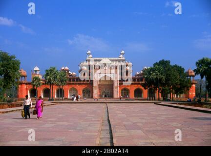 Das Grab des dritten Mughal-Kaiser Akbar (r. 1556-1605) ist ein wichtiges architektonisches Meisterwerk der Mughal-Architektur, das 1605-1613 erbaut wurde und in 48 ha (119 Acre) des Geländes in Sikandra, einem Vorort von Agra, Uttar Pradesh, Indien, liegt. Kaiser Akbar selbst hat nach zentralasiatischer Tradition um 1600 seinen Bau begonnen, um noch zu seinen Lebenszeit mit dem Bau seines Grabes zu beginnen. Akbar selbst plante sein eigenes Grab und wählte dafür einen geeigneten Standort aus, nach seinem Tod vollendete Akbars Sohn Jahangir den Bau 1605-1613. Das Südtor ist mit vier Chhatri aus weißem Marmor das größte Stockfoto