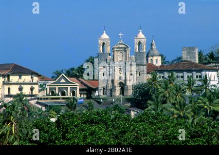 Sri Lanka: St. Mary's Cathedral, Galle. Galle war jahrhundertelang der Haupthafen Sri Lankas, eine Position, die während der portugiesischen und niederländischen Kolonialherrschaft gestärkt wurde. Galle verlor erst im späten 19. Jahrhundert seinen Vorsprung, als die Briten den Hafen von Colombo zum Haupthafen der Insel erweiterten. Die früheste urkundliche Erwähnung von Galle stammt vom großen arabischen Reisenden Ibn Battuta, der Mitte des 14. Jahrhunderts den Hafen besuchte, den er Qali nennt. Stockfoto