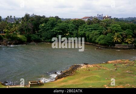 Sri Lanka: Blick von der Mondbastei über den Dharmapala Park in Richtung St. Mary's Cathedral, Galle. Galle war jahrhundertelang der Haupthafen Sri Lankas, eine Position, die während der portugiesischen und niederländischen Kolonialherrschaft gestärkt wurde. Galle verlor erst im späten 19. Jahrhundert seinen Vorsprung, als die Briten den Hafen von Colombo zum Haupthafen der Insel erweiterten. Die früheste urkundliche Erwähnung von Galle stammt vom großen arabischen Reisenden Ibn Battuta, der Mitte des 14. Jahrhunderts den Hafen besuchte, den er Qali nennt. Stockfoto