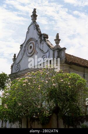 Galle war jahrhundertelang Sri Lankas Haupthafen, eine Position, die sich in den Zeiten der portugiesischen und niederländischen Kolonialherrschaft festigte. Galle verlor erst Ende des 19. Jahrhunderts seinen Vorrang, als die Briten den Hafen von Colombo zum wichtigsten Hafen der Insel ausbauten und entwickelten. Der vielleicht frühste aufgezeichnete Hinweis auf Galle stammt von dem großen arabischen Reisenden Ibn Battuta, der den Hafen besuchte, den er Qali nennt, Mitte des 14. Jahrhunderts. Die Portugiesen kamen 1505 zum ersten Mal an, als eine von Lorenzo de Almeida befehligte Flotte Schutz vor einem Sturm im lee der Stadt nahm. Klar der ST Stockfoto