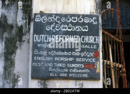 Galle war jahrhundertelang Sri Lankas Haupthafen, eine Position, die sich in den Zeiten der portugiesischen und niederländischen Kolonialherrschaft festigte. Galle verlor erst Ende des 19. Jahrhunderts seinen Vorrang, als die Briten den Hafen von Colombo zum wichtigsten Hafen der Insel ausbauten und entwickelten. Der vielleicht frühste aufgezeichnete Hinweis auf Galle stammt von dem großen arabischen Reisenden Ibn Battuta, der den Hafen besuchte, den er Qali nennt, Mitte des 14. Jahrhunderts. Die Portugiesen kamen 1505 zum ersten Mal an, als eine von Lorenzo de Almeida befehligte Flotte Schutz vor einem Sturm im lee der Stadt nahm. Klar der ST Stockfoto