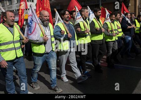 Athen, Griechenland. Februar 2020. Mitglieder der kommunistisch unterstützten Pame-Gewerkschaft tragen Flaggen, während sie auf einer Kundgebung gegen das neue Versicherungsgesetz in Richtung des griechischen parlaments marschieren. Umfangreiche Streiks haben heute zu erheblichen Störungen in Griechenland geführt. Insbesondere die Küstenschifffahrt und der Nahverkehr brachen völlig zusammen. Kredit: SOKRATES Baltagiannis / dpa / Alamy Live News Stockfoto