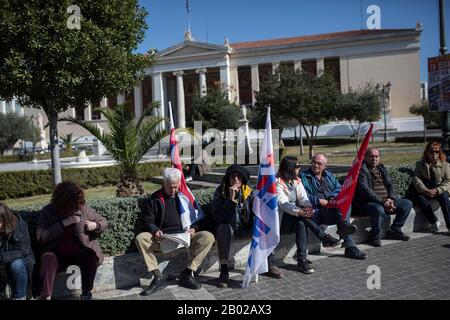 Athen, Griechenland. Februar 2020. Mitglieder der kommunistisch unterstützten Gewerkschaft PAME sitzen während einer Kundgebung gegen das neue Versicherungsgesetz an einer Wand. Umfangreiche Streiks haben heute zu erheblichen Störungen in Griechenland geführt. Insbesondere die Küstenschifffahrt und der Nahverkehr brachen völlig zusammen. Kredit: SOKRATES Baltagiannis / dpa / Alamy Live News Stockfoto