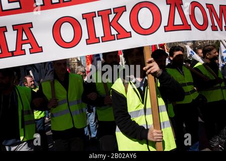 Athen, Griechenland. Februar 2020. Die Mitglieder der von der Kommunistischen Partei unterstützten Pame-Gewerkschaft tragen Zeichen, während sie auf einer Kundgebung gegen das neue Versicherungsgesetz in Richtung des griechischen parlaments marschieren. Umfangreiche Streiks haben heute zu erheblichen Störungen in Griechenland geführt. Insbesondere die Küstenschifffahrt und der Nahverkehr brachen völlig zusammen. Kredit: SOKRATES Baltagiannis / dpa / Alamy Live News Stockfoto