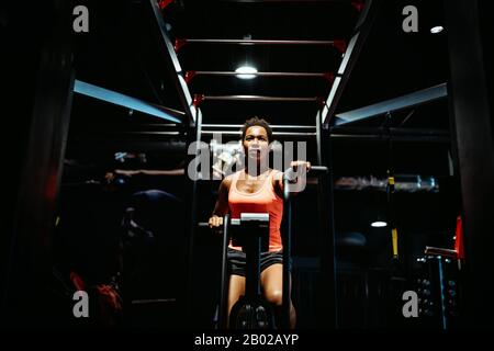 Fitness weibliche mit Air Bike für cardio Workout bei crossfit Fitnessraum. Stockfoto