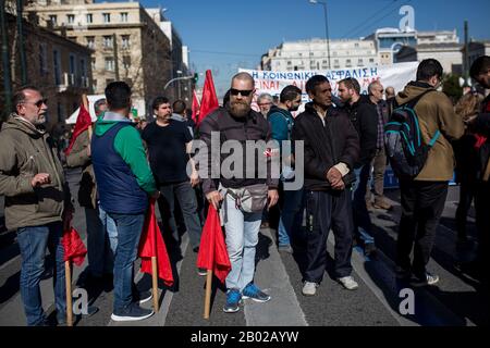 Athen, Griechenland. Februar 2020. Mitglieder der kommunistisch unterstützten Pame-Gewerkschaft tragen rote Flaggen, während sie bei einer Kundgebung gegen das neue Versicherungsgesetz zusammenstehen. Umfangreiche Streiks haben heute zu erheblichen Störungen in Griechenland geführt. Insbesondere die Küstenschifffahrt und der Nahverkehr brachen völlig zusammen. Kredit: SOKRATES Baltagiannis / dpa / Alamy Live News Stockfoto