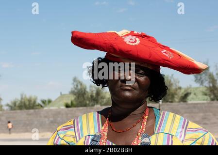 Herero Frau in der traditionellen Optik in Namibia Stockfoto