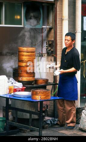 China: Dampfschiffe gefüllt mit chinesischen Knödeln (Jiaozi), Xi’an, Provinz Shaanxi. Jiaozi besteht in der Regel aus einer gemahlenen Fleisch- und/oder Gemüsefüllung, die in ein dünn gerolltes Stück Teig gewickelt wird, das dann durch Zusammendrücken der Kanten oder durch Crimpen verschlossen wird. XI'an ist die Hauptstadt der Provinz Shaanxi und eine subprovinzielle Stadt in der Volksrepublik China. Eine der ältesten Städte Chinas mit mehr als 3.100 Jahren Geschichte war die Stadt vor der Ming-Dynastie als Chang'an bekannt. XI'an ist eine der vier großen alten Hauptstädte Chinas. Stockfoto