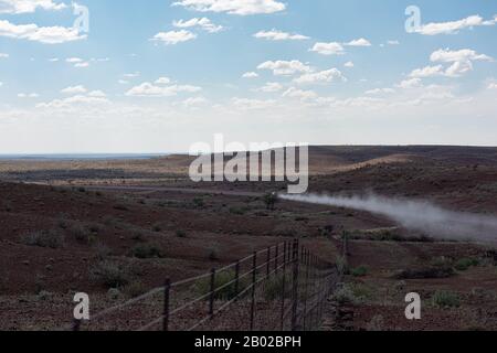 Offroad-Fahren auf der Gravelstraße in Namibia Stockfoto