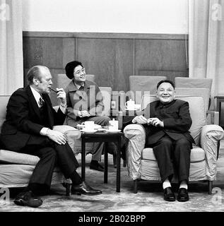 Deng Xiaoping (1904-1997) war ein chinesischer Politiker, Staatsmann, Theoretiker und Diplomat. Als Führer der Kommunistischen Partei Chinas war Deng ein Reformer, der China zu einer Marktwirtschaft führte. Während Deng nie das Amt des Staatschefs, Regierungschefs oder Generalsekretärs der Kommunistischen Partei Chinas innehatte, war er dennoch von 1978 bis Anfang der 1990er Jahre der führende Führer der Volksrepublik China. Stockfoto