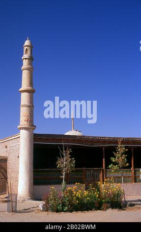 Der Imam-Asim-Schrein und weitere Gräber befinden sich 23 Kilometer von Khotan (Hotan) an der südlichen Seidenstraße entfernt. Es ist der Ort einer riesigen Wallfahrt jeden Mai. Imam Asim war einer der ersten islamischen Missionare, die dieses Gebiet besuchten. Khotan führt seine Geschichte mindestens bis ins 3. Jahrhundert v. Chr. zurück, als sich der älteste Sohn des indischen Kaiser Asoka hier niedergelassen haben soll. Es war von großer Bedeutung auf der Seidenstraße und wird behauptet, der erste Ort außerhalb Chinas gewesen zu sein, der Seide kultiviert hat. Es ist ein Astarde an den Flüssen Karakash oder Schwarze Jade und Yurungkash oder Weiße Jade, die h Stockfoto