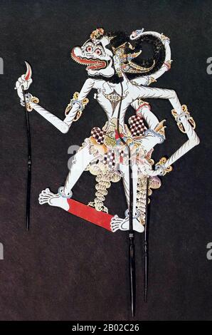 Wayang ist ein javanisches Wort für bestimmte Arten von Theater (wörtlich "Schatten"). Wenn der Begriff auf Arten von Puppentheater verweist, wird die Puppe selbst manchmal als Wayang bezeichnet. Aufführungen von Schattenpuppentheatern werden von Gamelan in Java begleitet. Die UNESCO ernannte Wayang Kulit, ein Schattenpuppentheater und das bekannteste des indonesischen Wayang, am 7. November 2003 zu einem Meisterwerk des Oralen und Immateriellen Erbes Der Menschheit. Stockfoto