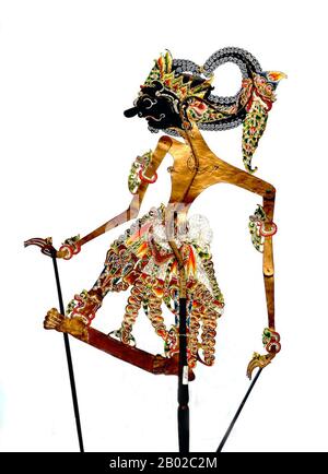 Indonesien: Figur von Antareja, Wayang Kulit („Schattenpuppe“) Figur aus dem alten hinduistischen Epos Mahabharata. Wayang ist ein javanisches Wort für bestimmte Arten von Theater (wörtlich „Schatten“). Wenn der Begriff für Arten von Marionettentheater verwendet wird, wird die Marionette selbst manchmal als Wayang bezeichnet. Aufführungen des Schattenpuppentheaters werden von Gamelan in Java begleitet. Anantaraja, oder häufiger als Antareja abgekürzt, ist eine der Marionettenfiguren, die nicht im ursprünglichen Mahabharata enthalten sind, sondern die Entstehung späterer javanischer Literatur. Er war der älteste Sohn von Wrekodara. Stockfoto