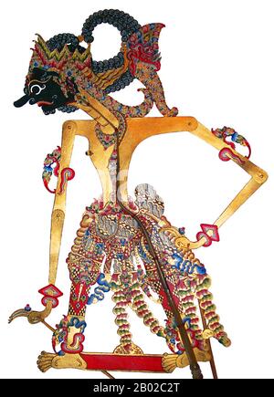 Indonesien: Figur von Antareja, Wayang Kulit („Schattenpuppe“) Figur aus dem alten hinduistischen Epos Mahabharata. Wayang ist ein javanisches Wort für bestimmte Arten von Theater (wörtlich „Schatten“). Wenn der Begriff für Arten von Marionettentheater verwendet wird, wird die Marionette selbst manchmal als Wayang bezeichnet. Aufführungen des Schattenpuppentheaters werden von Gamelan in Java begleitet. Anantaraja, oder häufiger als Antareja abgekürzt, ist eine der Marionettenfiguren, die nicht im ursprünglichen Mahabharata enthalten sind, sondern die Entstehung späterer javanischer Literatur. Er war der älteste Sohn von Wrekodara. Stockfoto