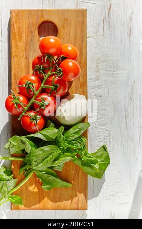 Mozzarella, Bio-Kirschtomaten und frisches Basilikum Stockfoto