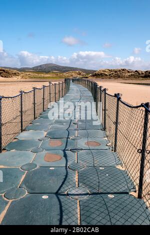 Eine schwimmende Brücke über eine Lagune in Barley Cove auf der Mizen Head Peninsula im County Cork, Irland. Stockfoto