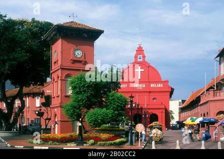 Die Christ Church ist eine anglikanische Kirche aus dem 18. Jahrhundert in der Stadt Malakka (Melaka). Sie ist die älteste funktionierende evangelische Kirche in Malaysia und liegt in der Jurisdiktion des unteren zentralen Archdeaconry der anglikanischen Diözese Westmalaysien. 1641 gelang es den Holländern im Bündnis mit dem Sultan von Johor, die Portugiesen zu verdrängen und die Kontrolle über Malakka zu übernehmen. Ihr Stempel ist auf der Stadt in der Stadthuys oder der Residenz des Gouverneurs, dem ältesten niederländischen Gebäude Südostasiens, noch immer unauslöschlich eingezeichnet. Stockfoto