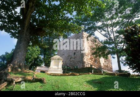 Die Pauluskirche wurde ursprünglich 1521 erbaut. In Den Décadas da Ásia, dem bahnbrechenden Werk des portugiesischen Chronisten João de Barros, war der ursprüngliche Bau eine einfache, der Jungfrau Maria geweihte Kapelle. Die Kapelle wurde von einem portugiesischen fidalgo oder Adligen, Duarte Coelho, als Dankesakt nach seiner Flucht vor einem Sturm im Südchinesischen Meer erbaut. Die Kapelle wurde 1548 vom Bischof von Goa, João Afonso de Albuquerque, der Gesellschaft Jesu mit den von St. Franz Xavier erhaltenen Titeltaten beigetreten. Die Kapelle wurde dann 1556 unter Hinzufügung eines zweiten Stockwerks, eines, weiter vergrößert Stockfoto