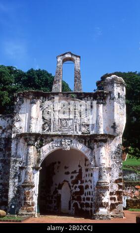 A Famosa (malaiisch: Kota A Famosa; 'Der Berühmte' auf Portugiesisch) ist eine portugiesische Festung. Sie gehört zu den ältesten erhaltenen europäischen Architekturresten Asiens. Die Porta de Santiago, ein kleines Torhaus, ist der einzige noch stehende Teil der Festung. Im April 1511 setzte der portugiesische Konquistador Afonso de Albuquerque mit einer Truppe von etwa 1.200 Mann auf einer Flotte von 17 oder 18 Schiffen die Segel von Goa nach Malakka. August 1511 eroberten sie die Stadt und Sultan Mahmud Shah, der letzte Sultan von Malakka, musste im Hinterland Zuflucht nehmen. Malakka wurde zu einer strategischen Basis für portugiesische Expane Stockfoto